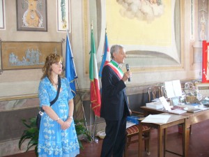 Il sindaco di Riva Strasly con la curatrice della mostra Laura Facchin