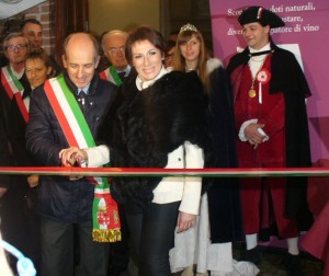 Il sindaco Martano con l'assessore alle attività produttive, Marina Zopegni