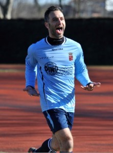 Il bomber Lazzaro autore del gol decisivo (Foto Massimo Matta)