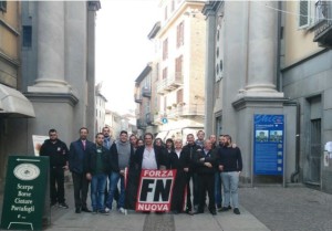 Forza Nuova sotto l'arco