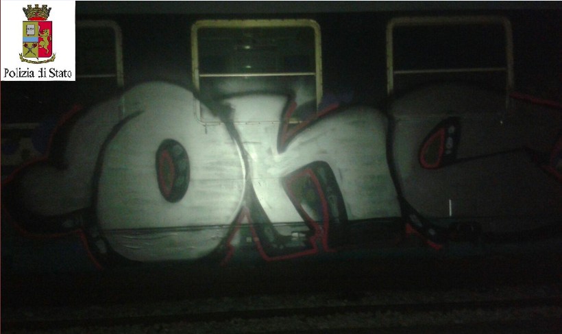 polizia imbrattano 2