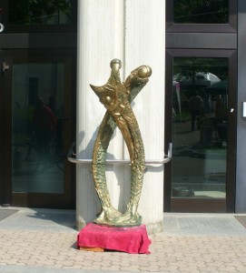 Una scultura di Dorel all'ingresso della banca
