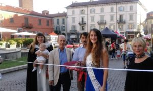 Il taglio del nastro con Miss Rubatà 2015