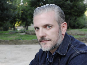 Roma 1 ottobre 2011. Giuseppe Culicchia, scrittore e giornalista, ha cominciato pubblicando racconti pubblicati per il progetto di scrittura giovanile "Under 25" ( precursore del movimento letterario pulp italiano Cannibali), curato da Pier Vittorio Tondelli per Transeuropa Edizioni nel 1990. Nel 1994 ha pubblicato il suo primo romanzo Tutti giù per terra (Premio Montblanc 1993 e Premio Grinzane Cavour Esordienti 1995), con il quale è stato in copertina sull'Indice dei Libri del Mese, e dal quale, nel 1997, è stato tratto un film diretto da Davide Ferrario con Valerio Mastandrea. Con "Il paese delle meraviglie", romanzo ambientato nell'Italia del 1977, ha affrontato il tema dei cosiddetti Anni di Piombo. In "Brucia la città" ha raccontato invece il tempo presente, ovvero gli anni della cocaina (l'autore ha dichiarato in più occasioni che il titolo di lavoro del libro era "Noi pupazzi di neve"). Il suo "Torino è casa mia", uscito nel 2005 nella collana Contromano di Laterza, è diventato un long-seller. Per Feltrinelli ha curato la traduzione del romanzo "Le avventure di Huckleberry Finn" di Mark Twain. Per Einaudi ha curato la traduzione dei romanzi American Psycho, Lunar Park e "Imperial Bedrooms" di Bret Easton Ellis. Per Garzanti ha tradotto nel 2001 la raccolta di racconti di F.X. Toole Lo sfidante, da cui Clint Eastwood ha tratto il film Million Dollar Baby e dal francese il saggio "Perché i mega-ricchi stanno distruggendo il Pianeta" di Hervé Kempf. Per minimum fax ha tradotto i "Racconti dell'Età del Jazz" di Francis Scott Fitzgerald. I suoi libri sono pubblicati in Germania, Francia, Spagna, Catalogna, Olanda, Grecia, Russia, Romania, Repubblica Ceca, Corea del Sud. nella foto: Giuseppe Culicchia ritratto a Villa Celiimontana un pomeriggio d'ottobre al tramonto. Foto: RINO BIANCHI