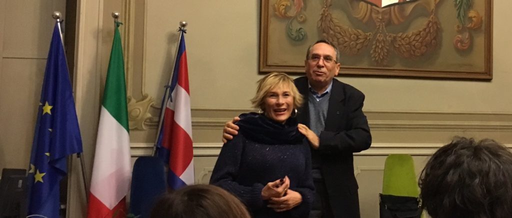 Padre Roberto Borroni con l'assessore Zopegni